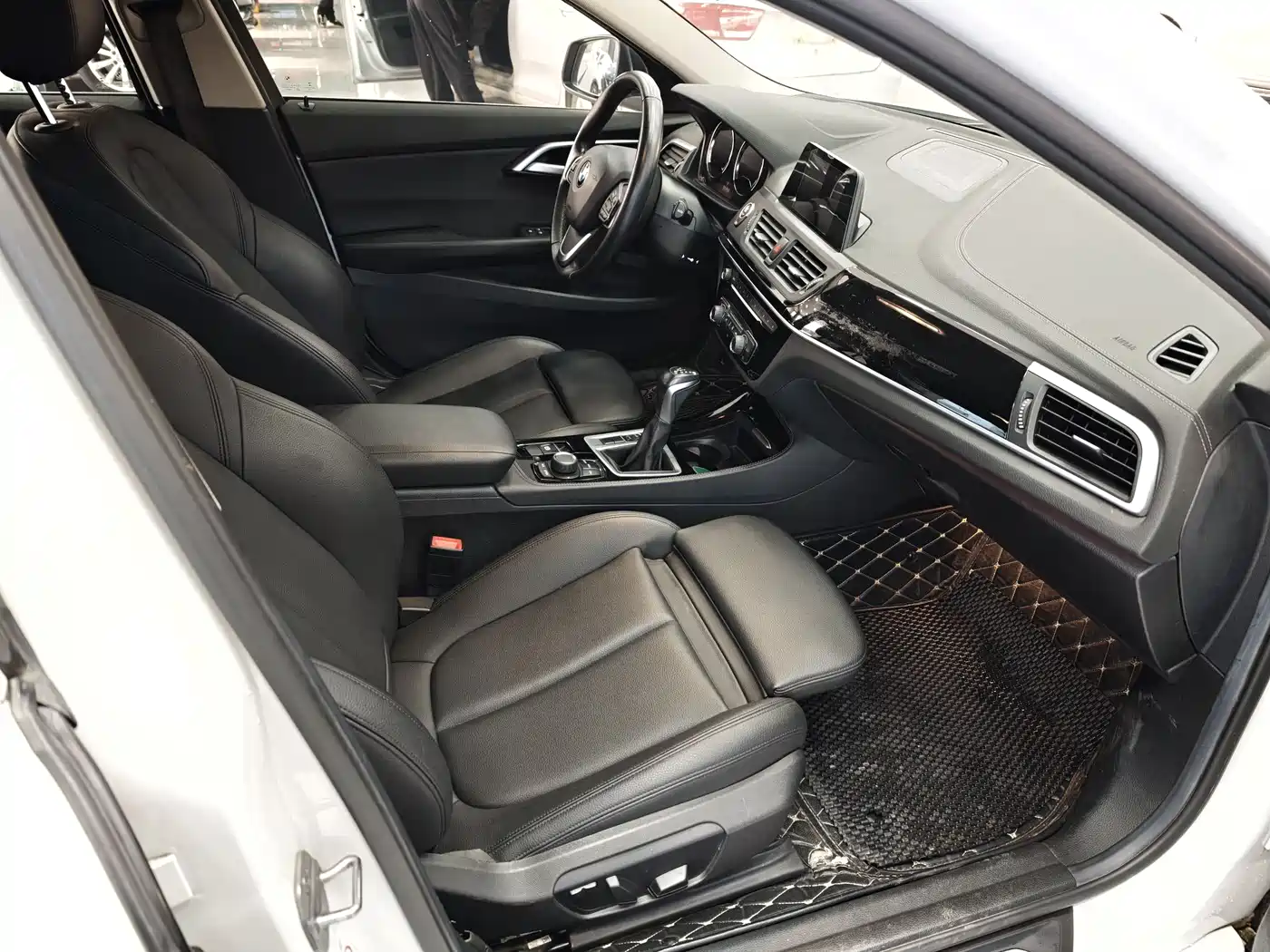BMW 1 Series 2018 118i Sport Edition фото 4
