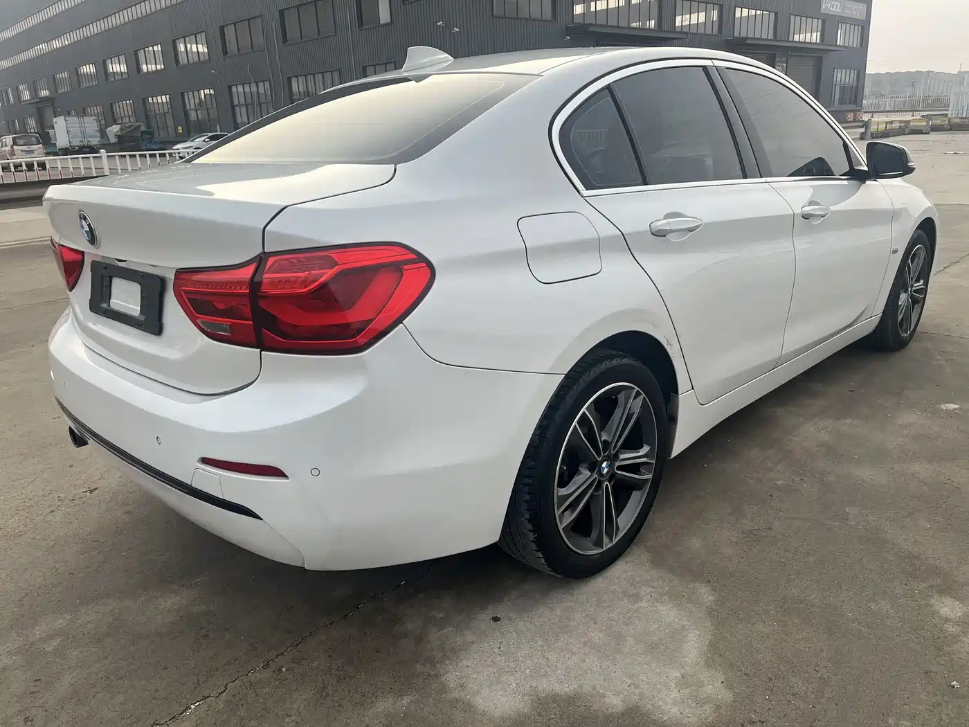BMW 1 Series 2018 118i Sport Edition фото 22