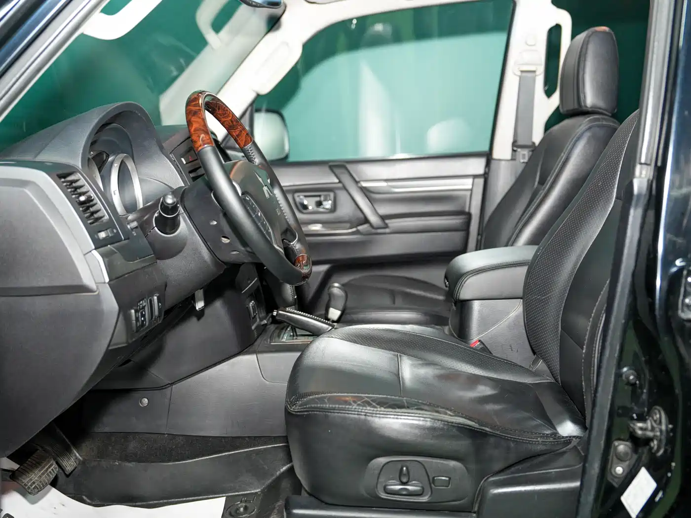 Mitsubishi Pajero (Import) 2010 3.0L Automatic Luxury Edition фото 12