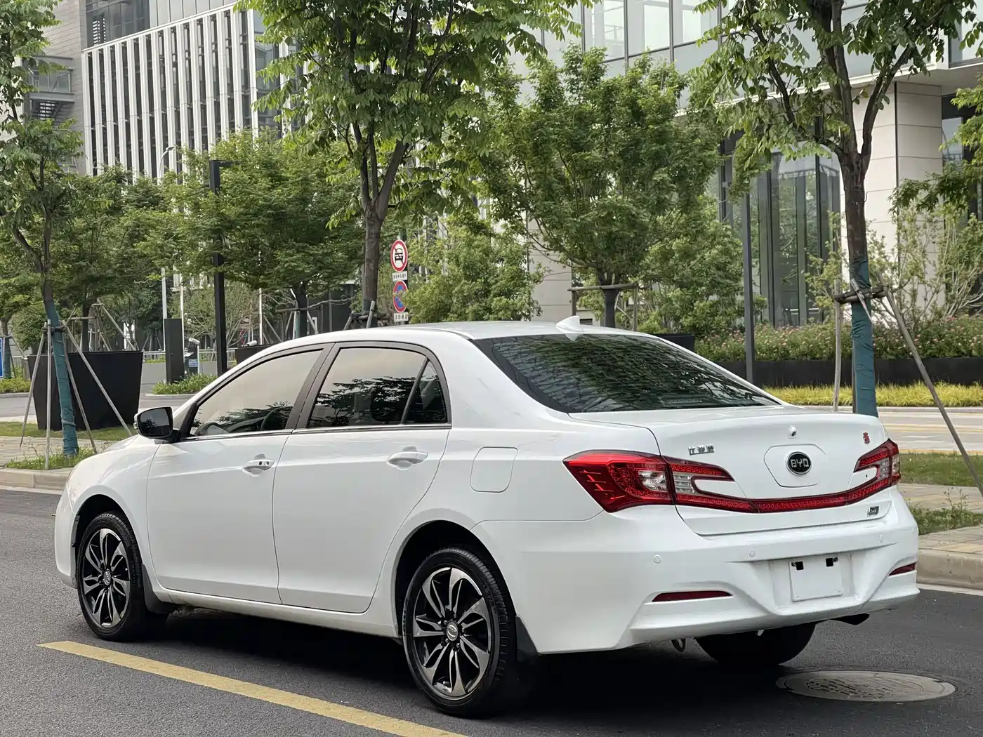 BYD Qin New Energy 2015 1.5T Double Champion Flagship Plus фото 5