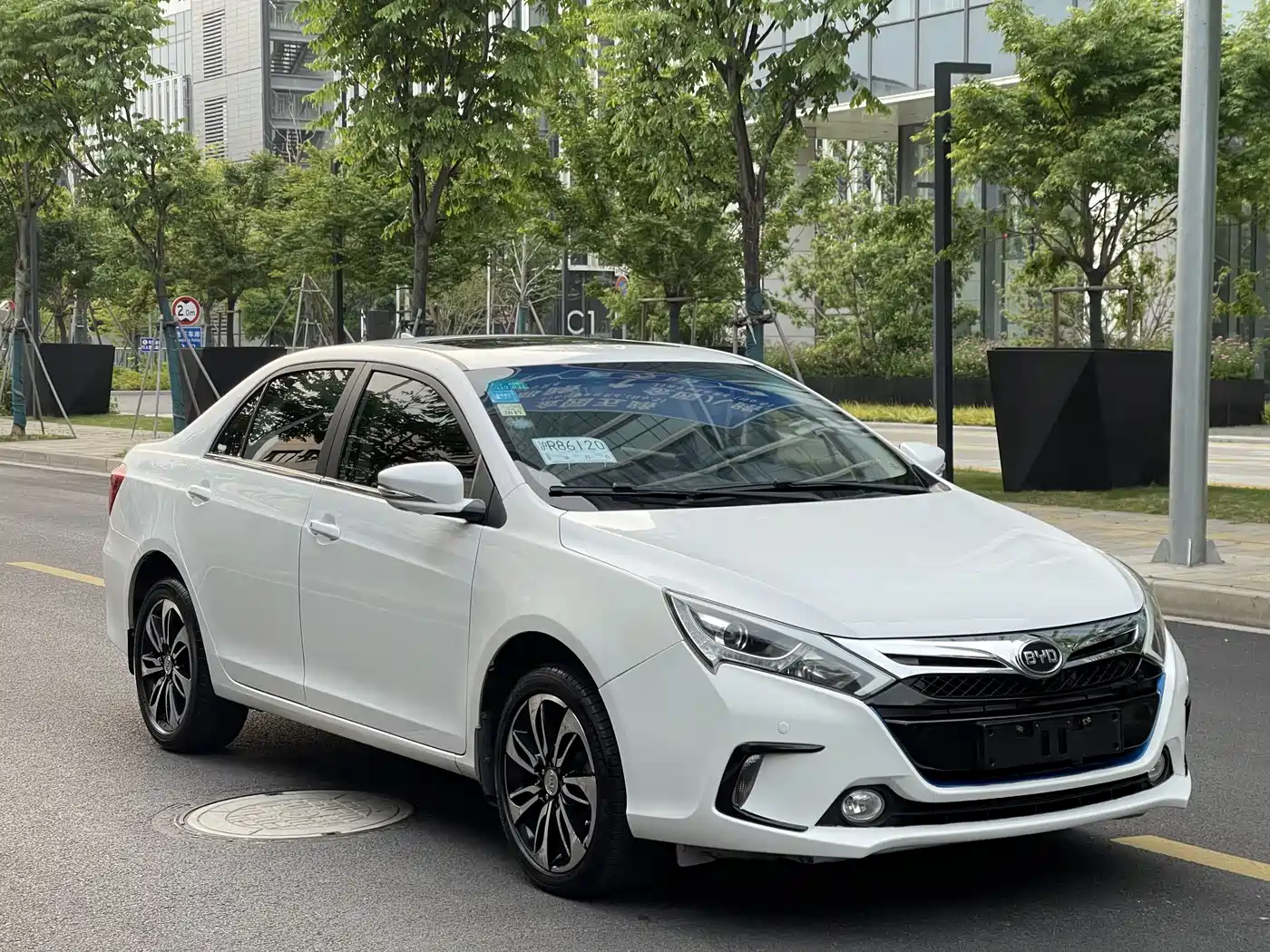 BYD Qin New Energy 2015 1.5T Double Champion Flagship Plus фото 3