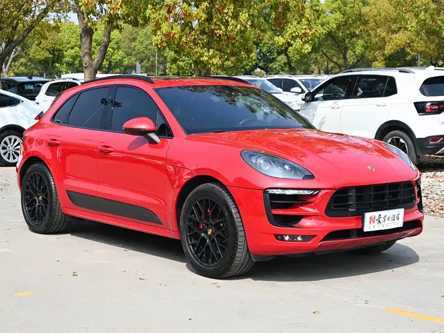 PORSCHE MACAN