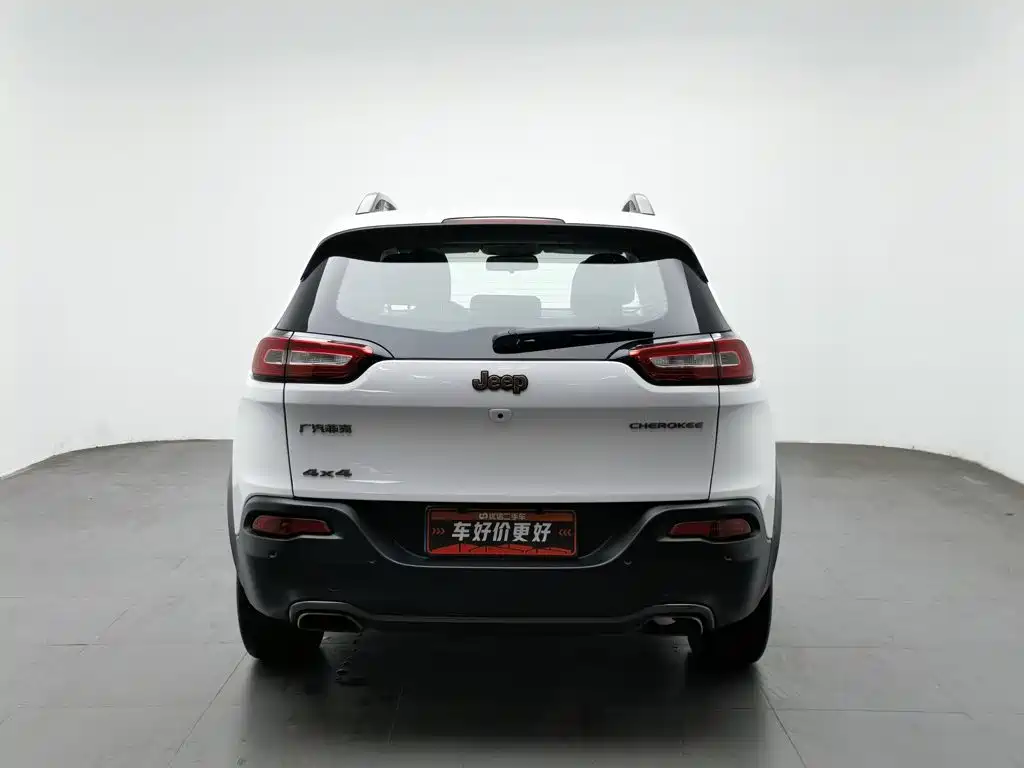 Фото 4 - Jeep Cherokee