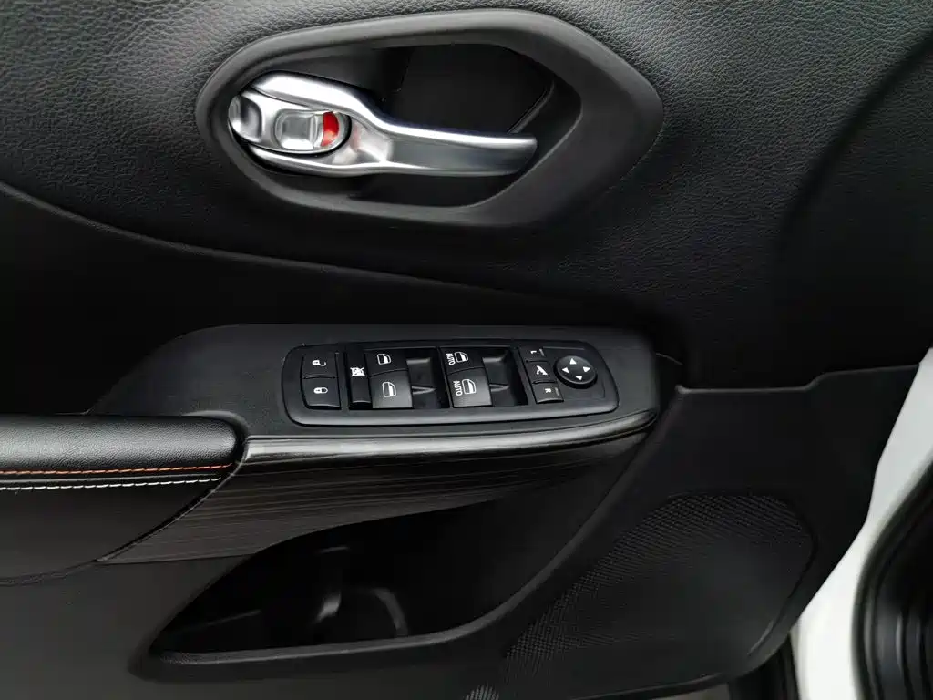 Фото 9 - Jeep Cherokee