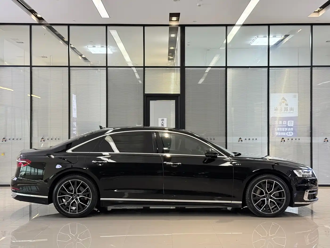 Фото 16 - Audi A8