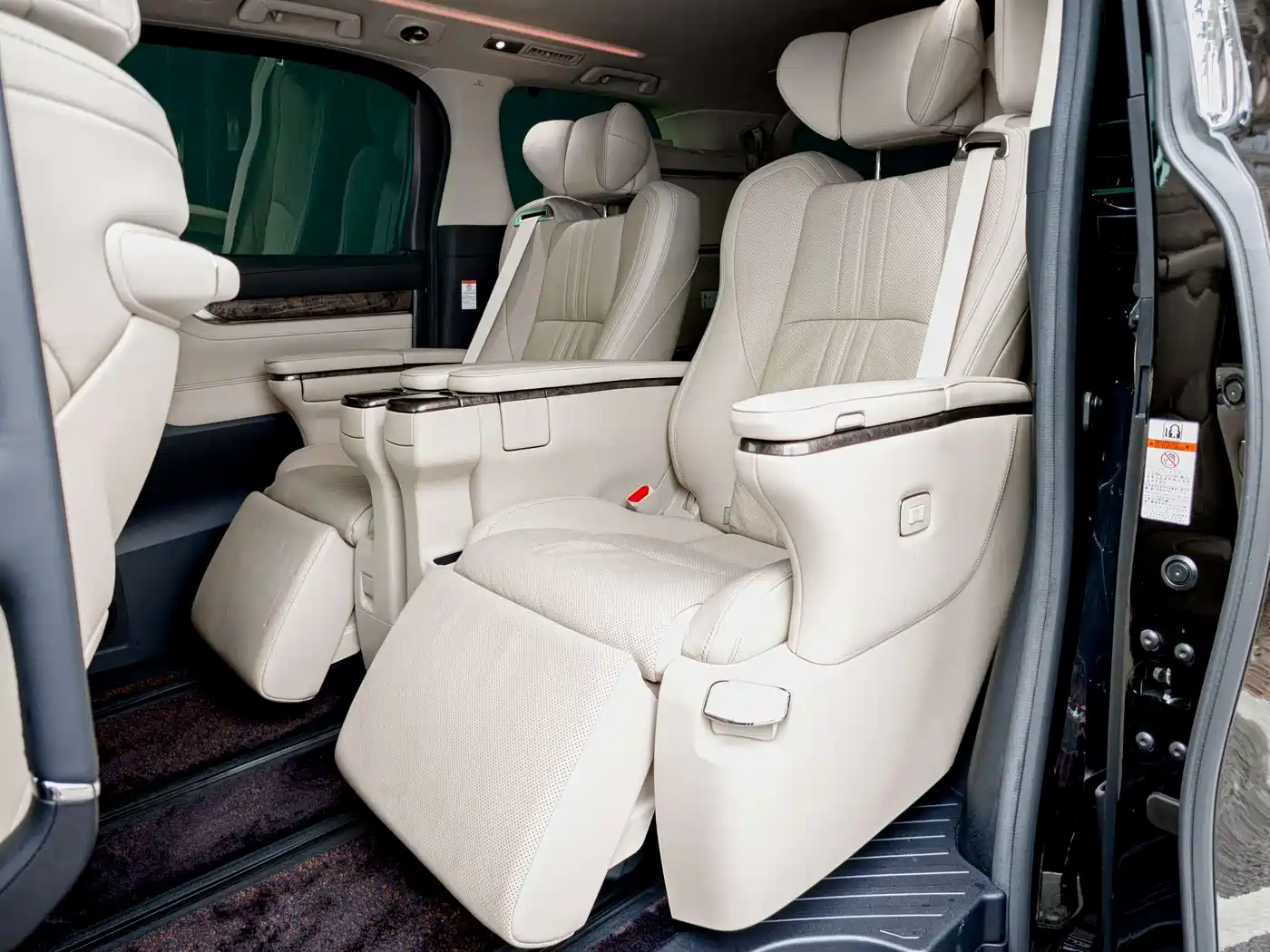 Toyota Vellfire 2020 Twin Engine 2.5L HV Premium Edition фото 13