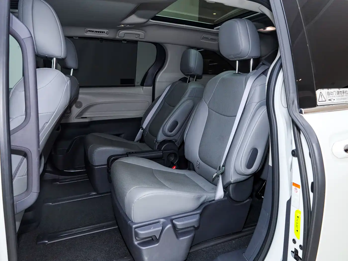 Toyota Granvia 2022 2.5L Hybrid Premium Edition фото 10