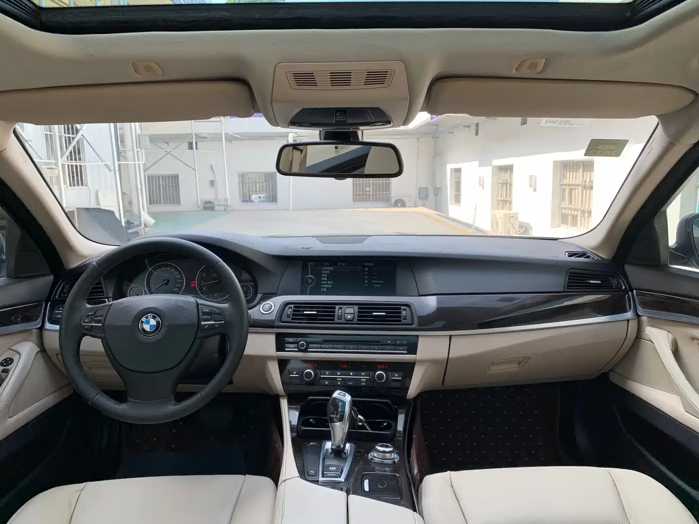 BMW 5 Series 2011 523Li Luxury фото 5
