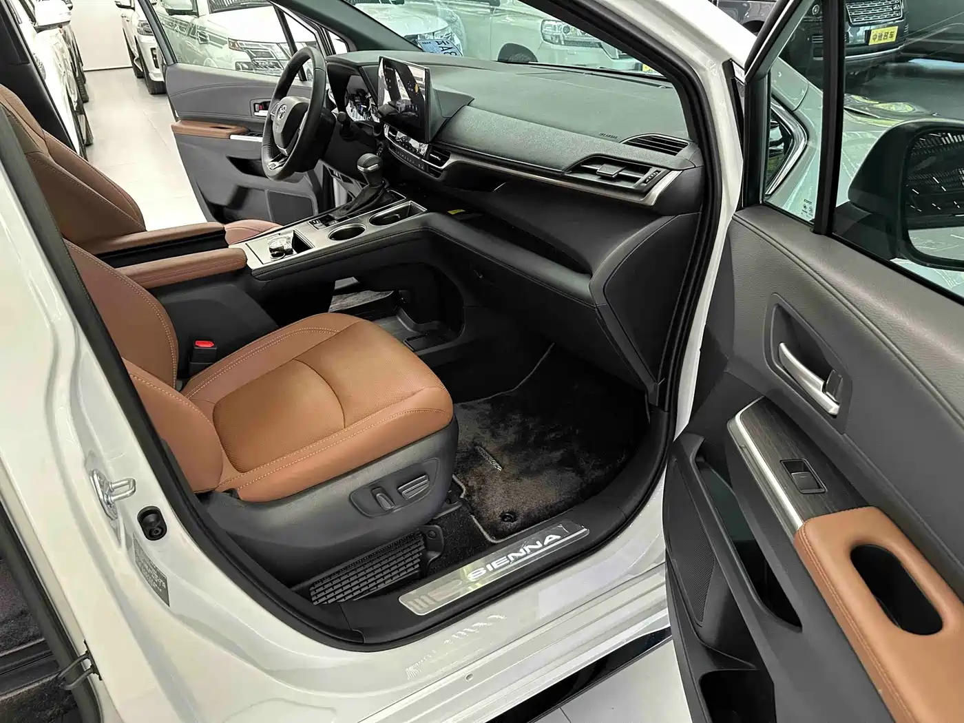 Toyota Sienna 2026 2.5L Hybrid FWD Exclusive Premium Edition фото 11