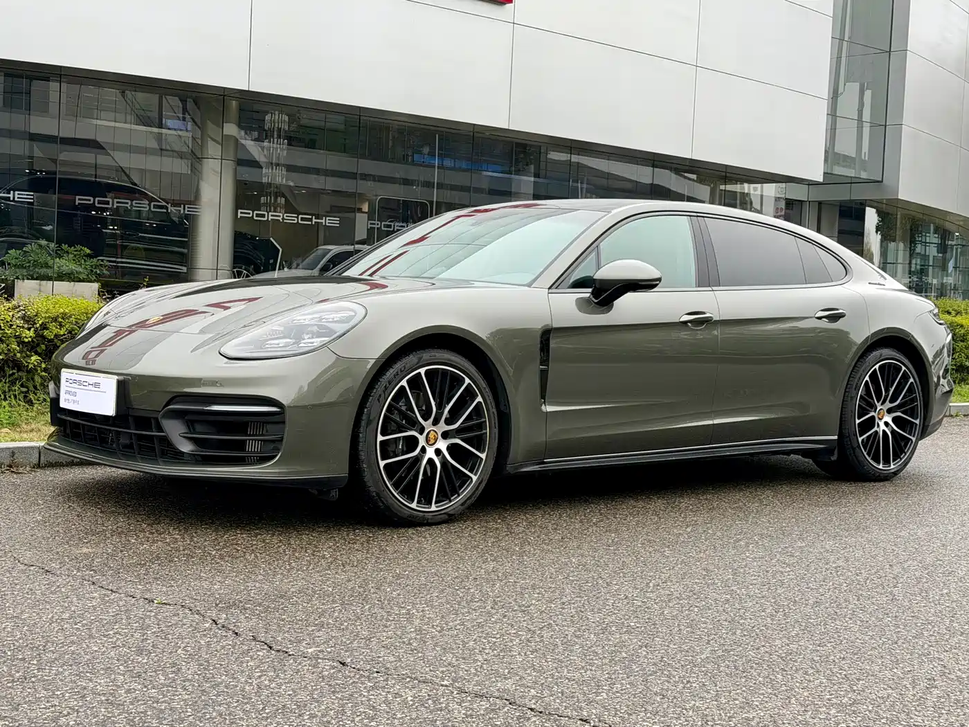 Porsche Panamera 2023 Panamera Executive Long Wheelbase Platinum Edition 2.9T фото 20