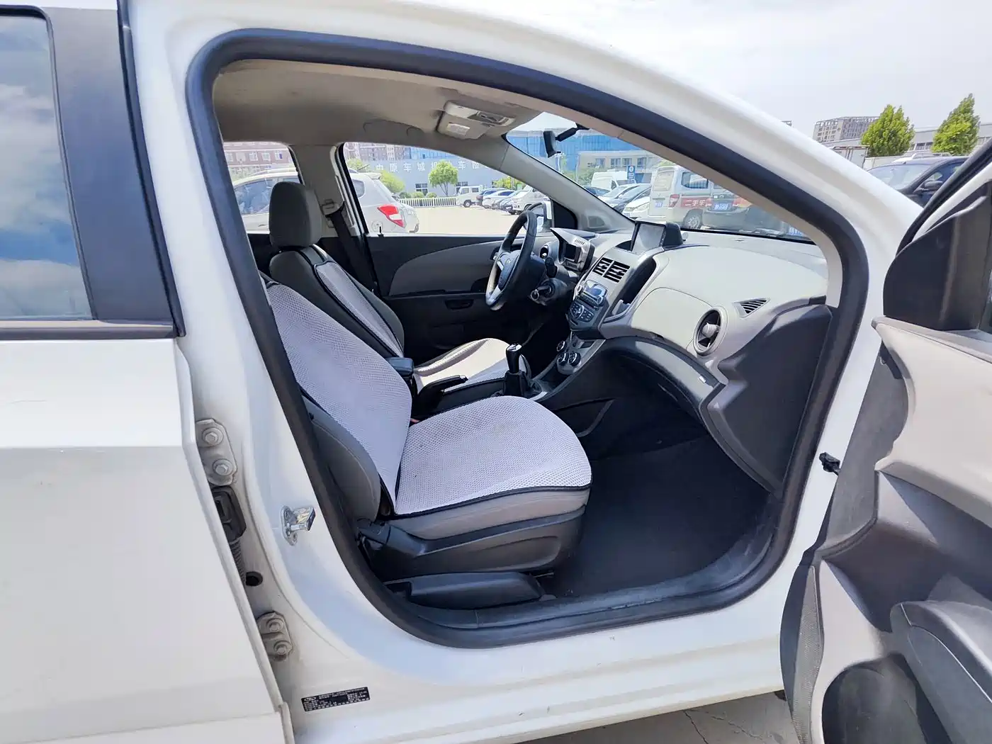 Chevrolet Aveo 2014 2014 Sedan 1.4SE MT Joy Edition