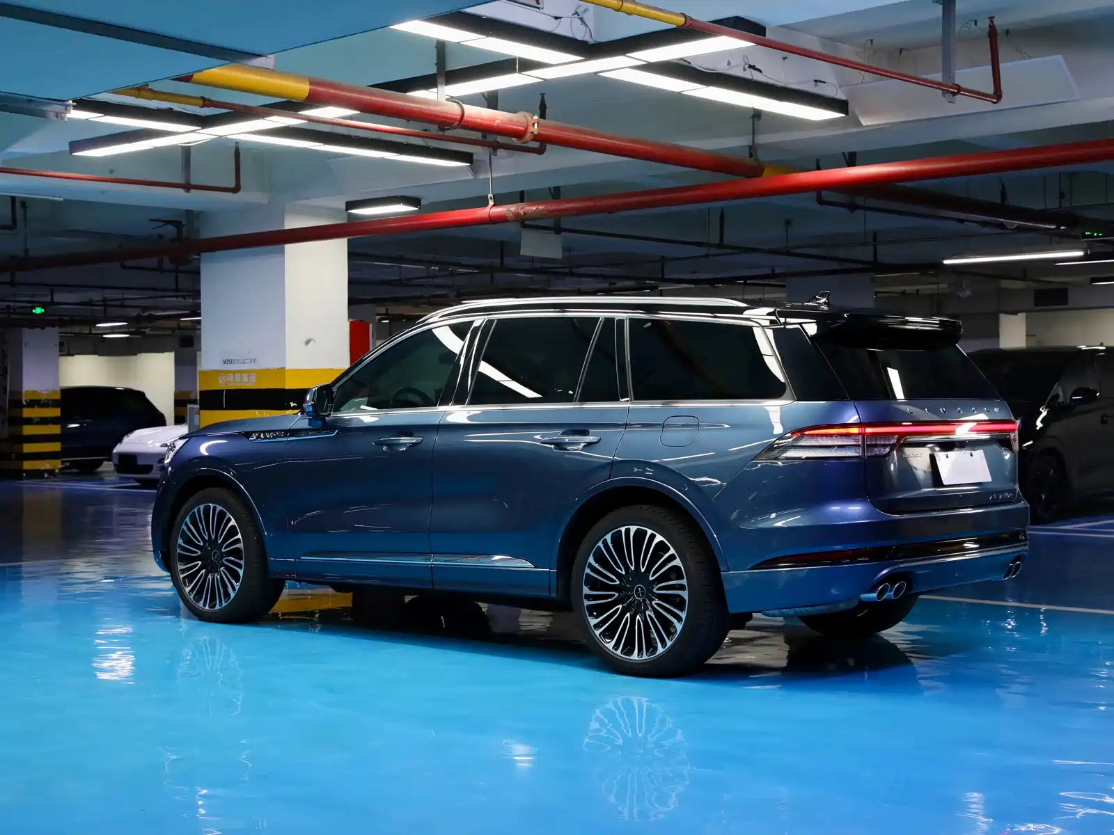 Photo 3 - Lincoln Aviator