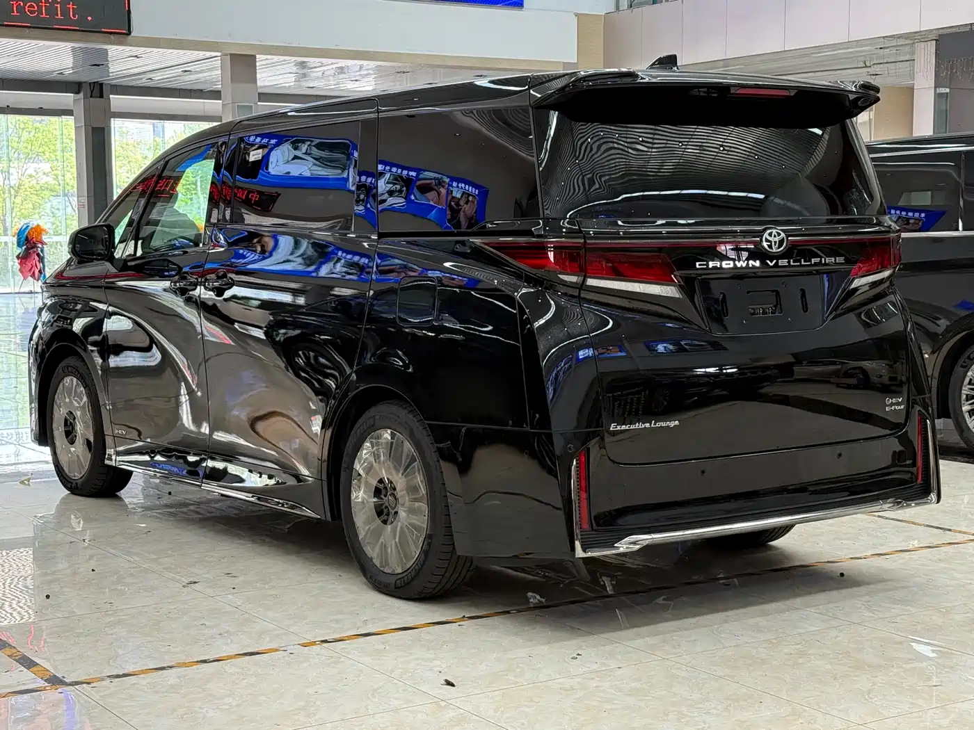 Toyota Vellfire 2025 Crown Hybrid 2.5L Ink Gold Executive Edition фото 4
