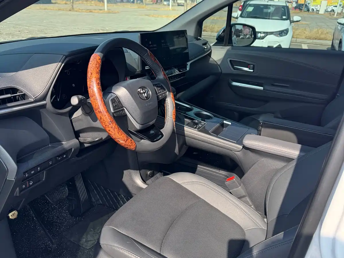 Toyota Sienna 2023 2.5L Hybrid Ultimate Edition фото 4