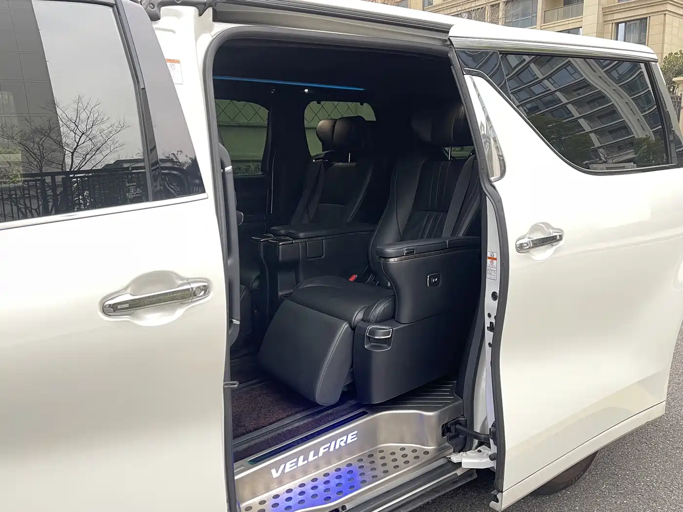 Toyota Vellfire 2019 Hybrid 2.5L HV Premium Edition фото 12