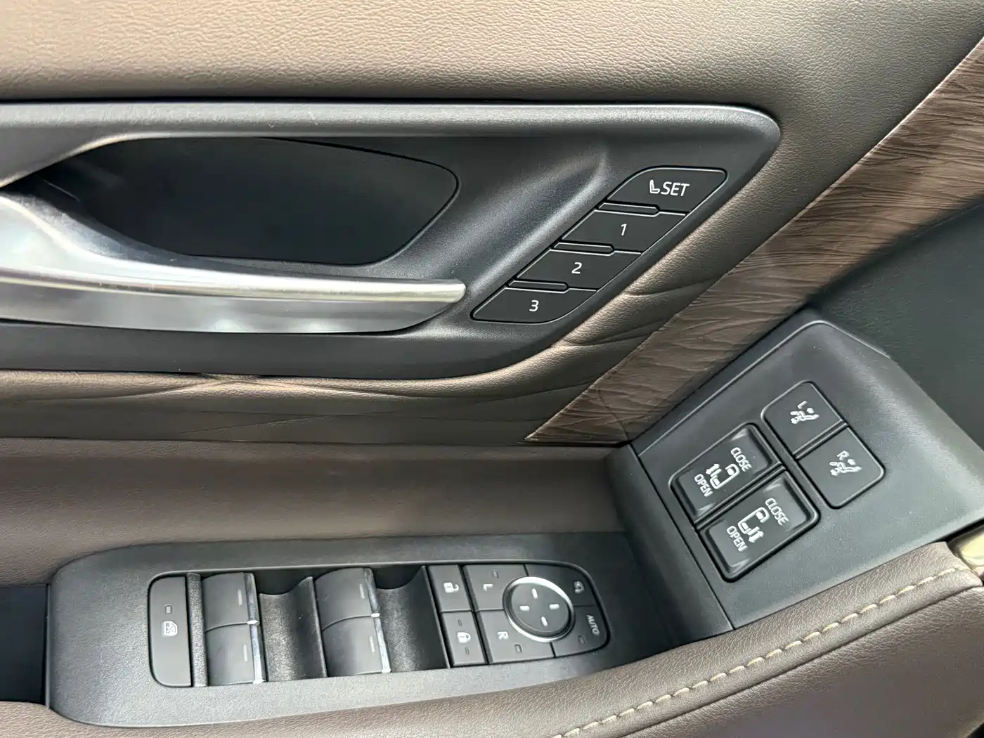 Toyota Vellfire 2025 Crown Hybrid 2.5L Ink Gold Executive Edition фото 24