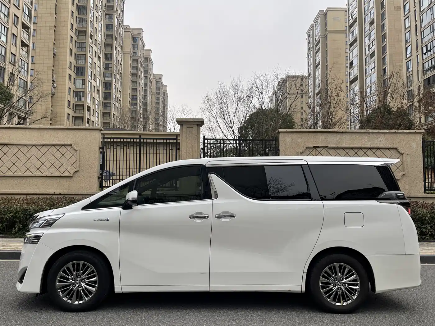 Toyota Vellfire 2019 Hybrid 2.5L HV Premium Edition фото 4
