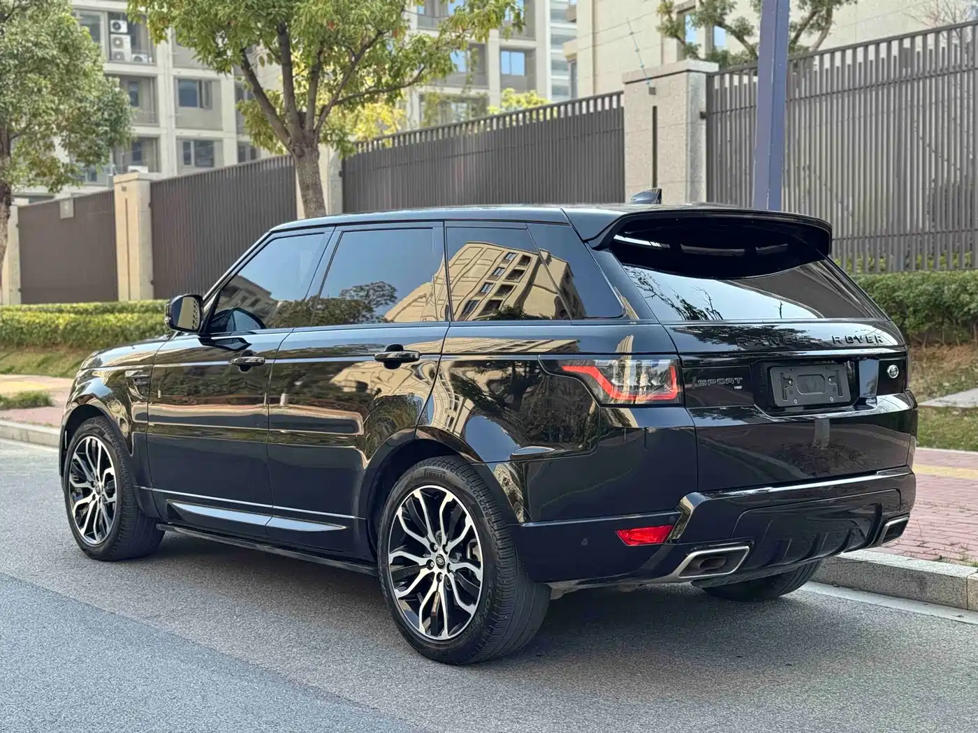 Land Rover Range Rover Sport 2021 3.0 L6 Gloss Black Edition фото 13