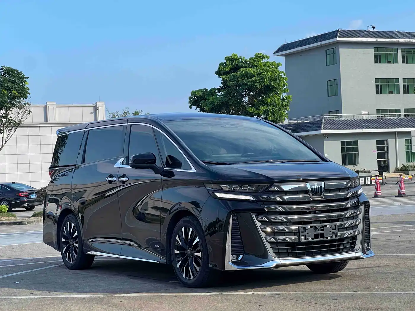 Toyota Vellfire 2024 Crown Hybrid 2.5L Executive Premium Edition фото 3