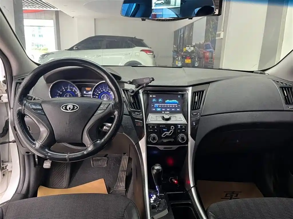 Hyundai Sonata 2011 2.0L Automatic Fashion фото 5