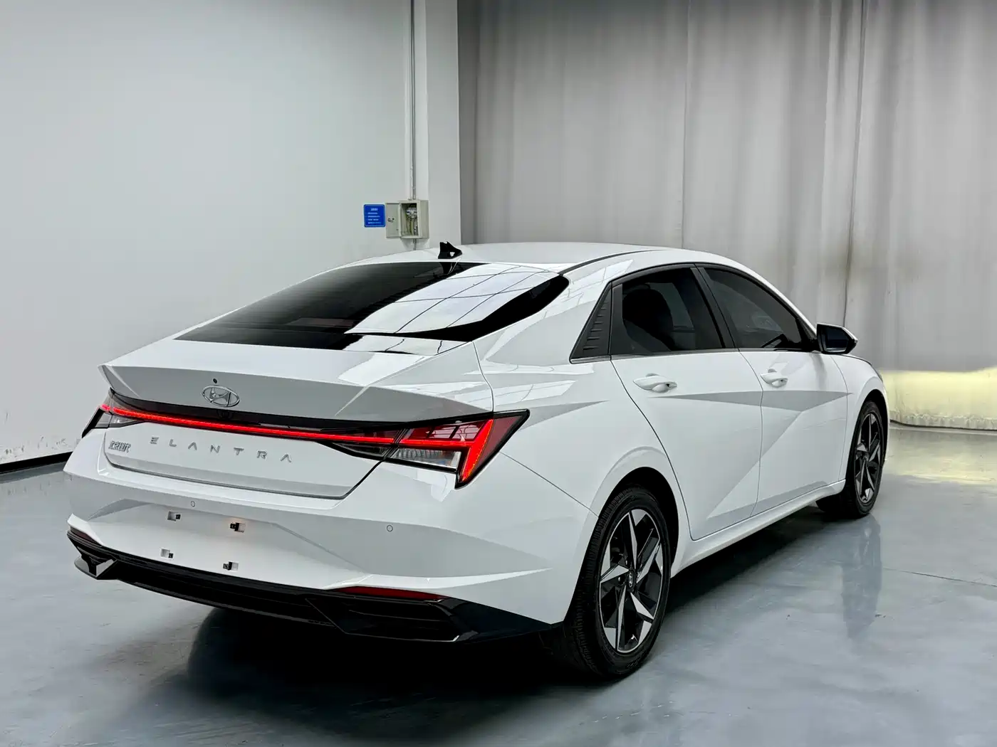 Hyundai Elantra 2022 1.5L CVT LUX Premium Edition фото 15