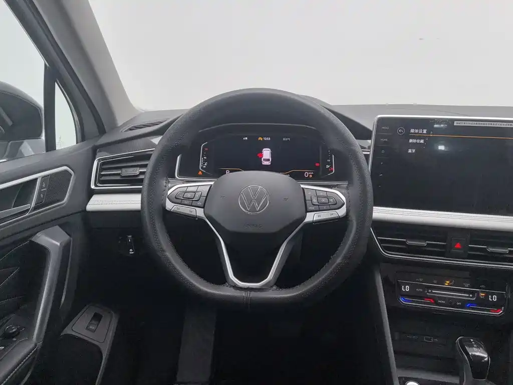 Фото 11 - Volkswagen Tiguan L