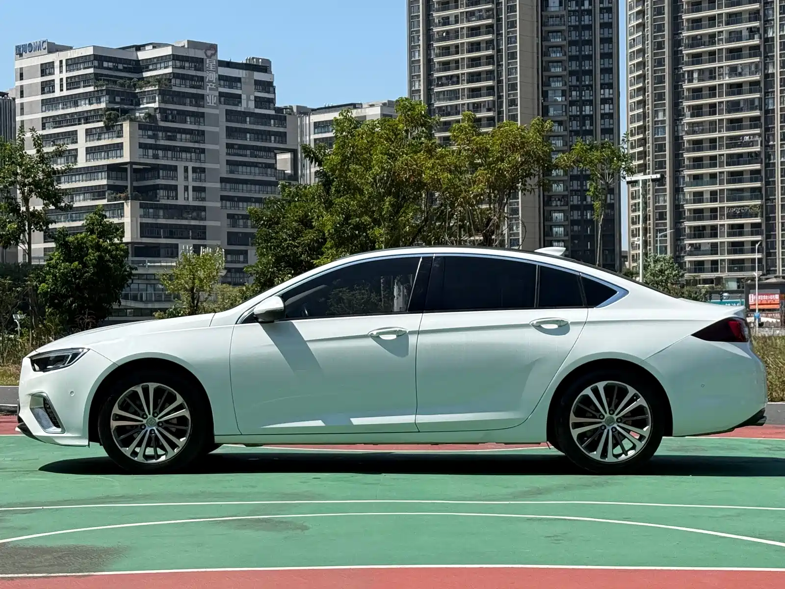 Photo 4 - Buick Regal