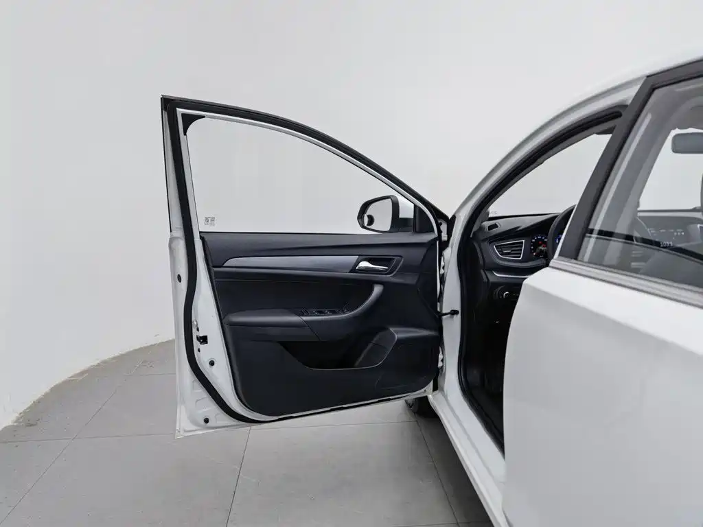 Фото 8 - Roewe 360
