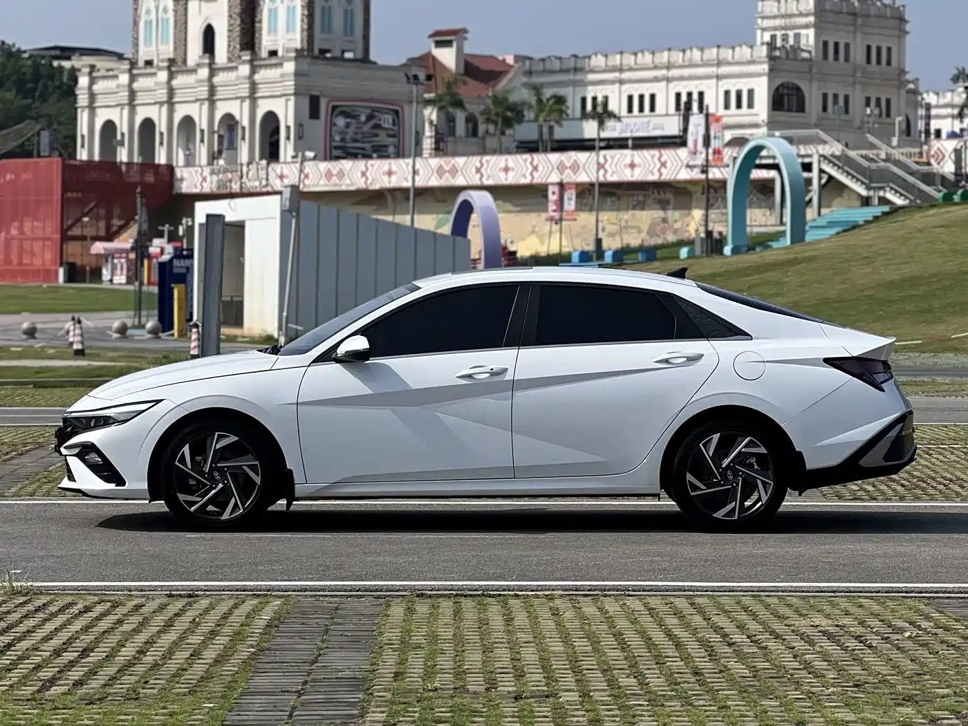 Hyundai Elantra 2023 1.5L CVT GLX Elite Edition фото 3