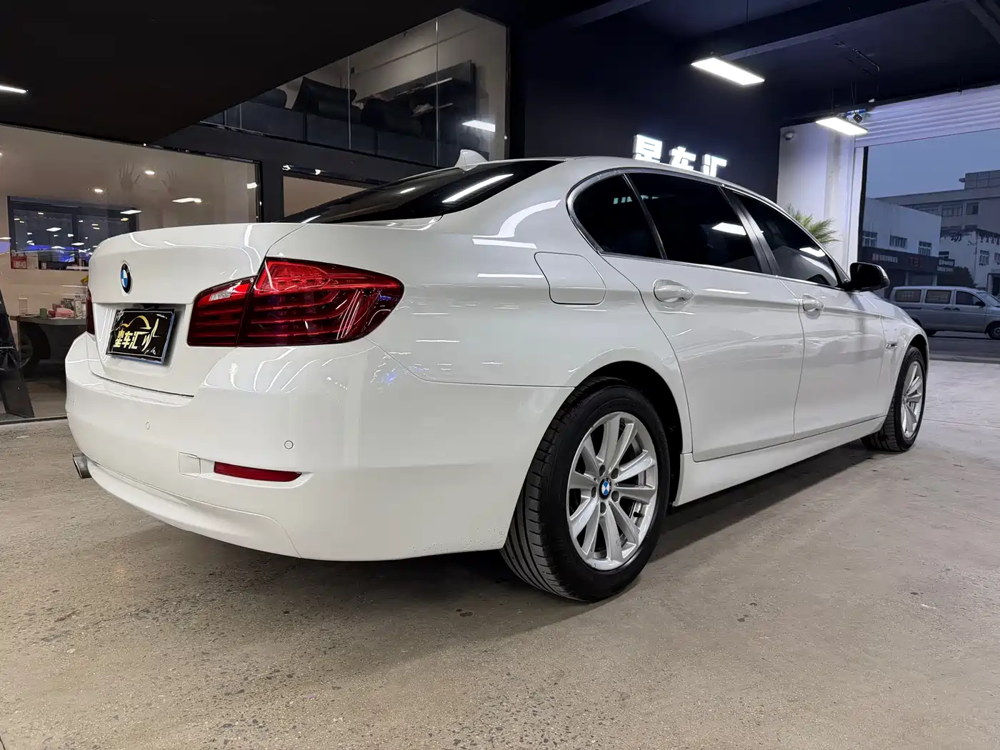 BMW 5 Series 2017 520Li Classic Edition фото 13