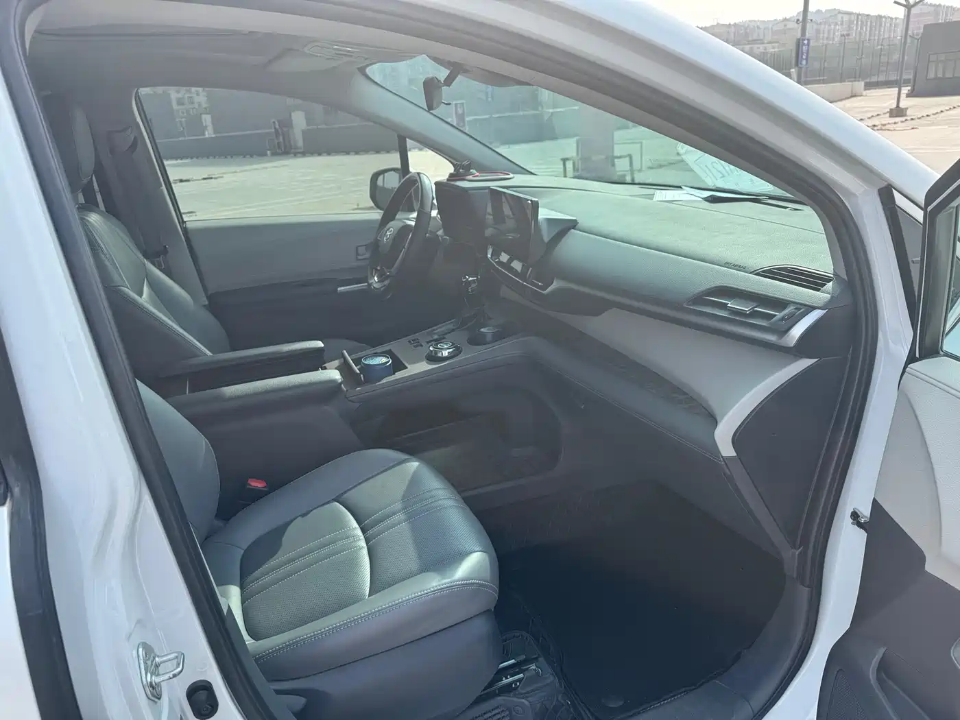 Toyota Sienna 2023 2.5L Hybrid Comfort Edition фото 15