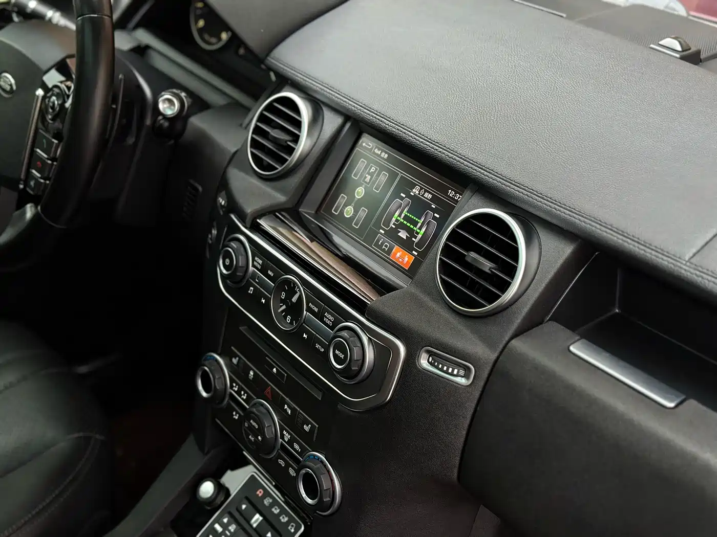 Land Rover Discovery 2015 3.0 SC V6 SE фото 12