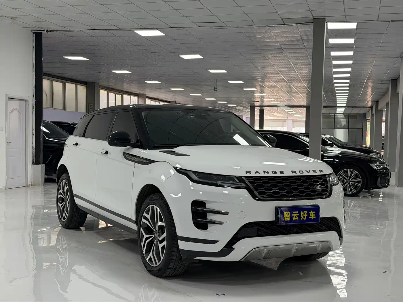 Land Rover Range Rover Evoque 2021 Range Rover Evoque L 249PS R-Dynamic SE Luxury Edition фото 3