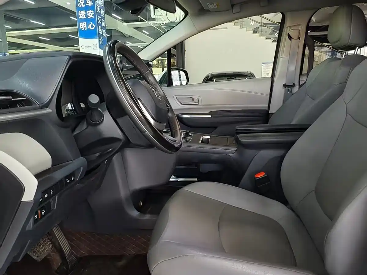 Toyota Granvia 2024 2.5L Hybrid Luxury фото 7