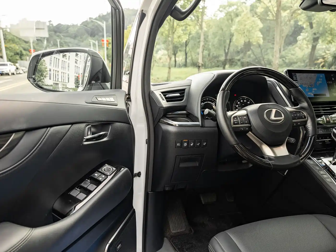 Lexus LM 2020 300h 4-Seat Imperial Edition фото 13
