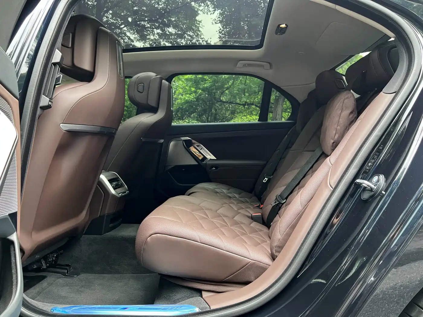 BMW 7 Series 2023 Model 735Li M Sport Package фото 9