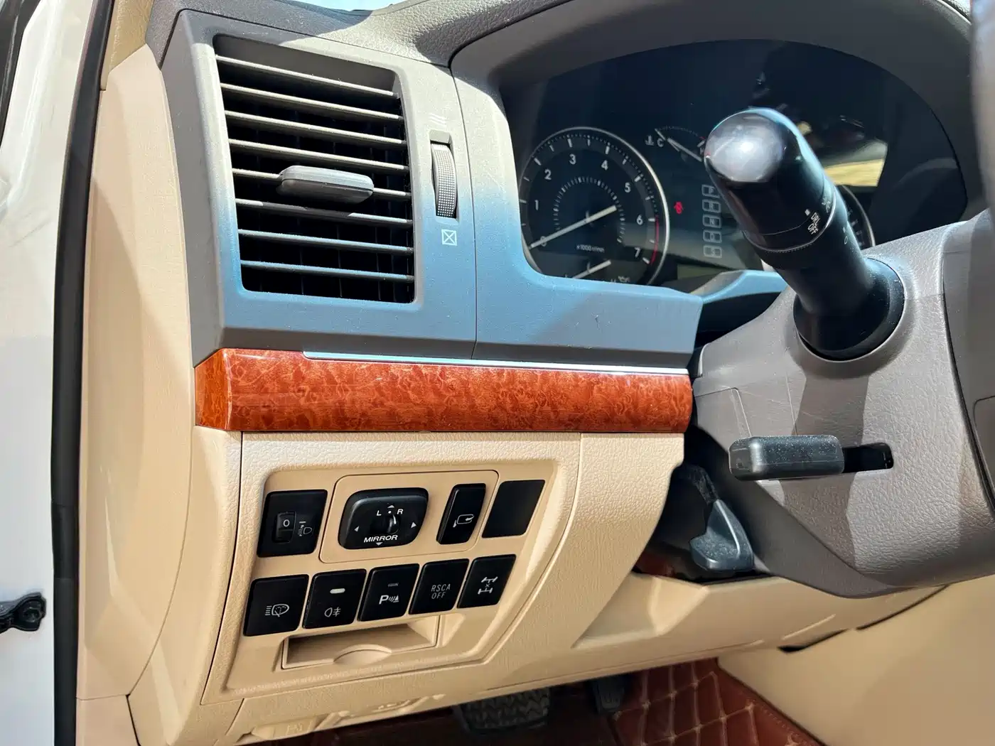 Toyota Land Cruiser (Import) 2015 4.6L V8 Middle East Limited Edition фото 14