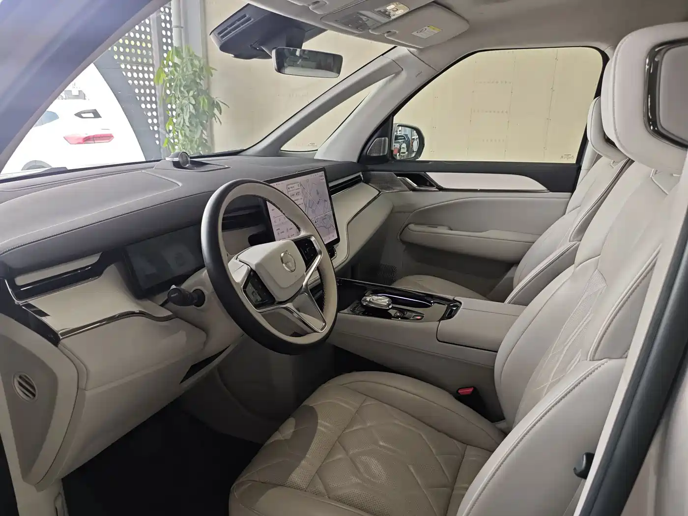 2024 Volvo EM90