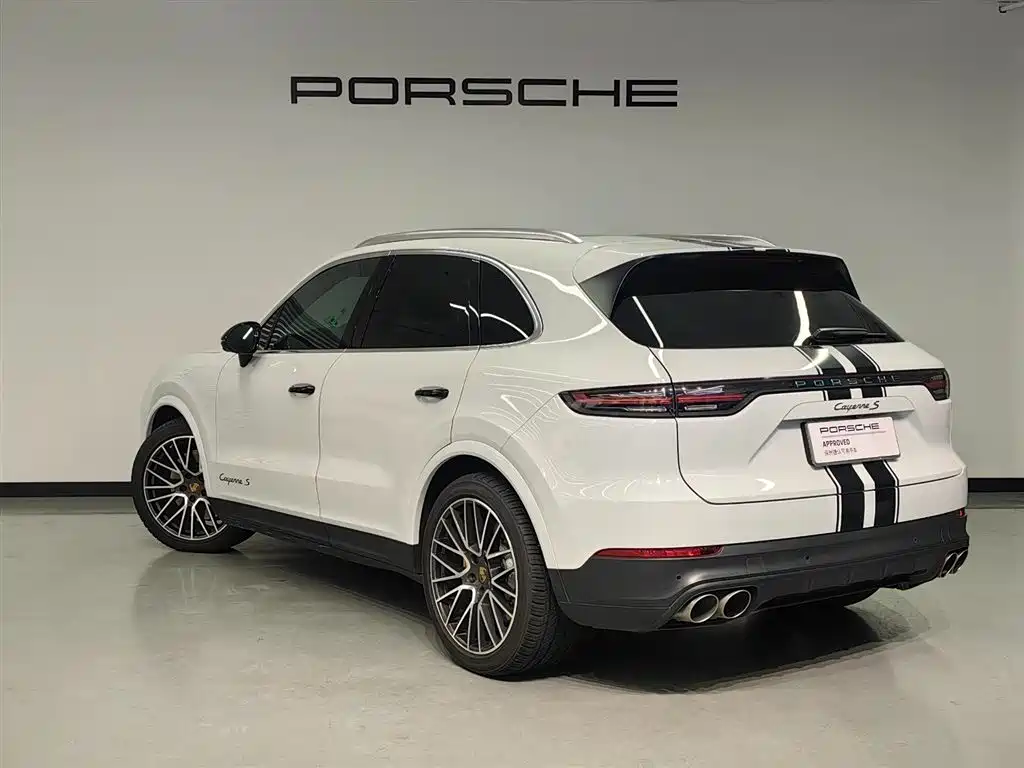 Photo 3 - Porsche Cayenne