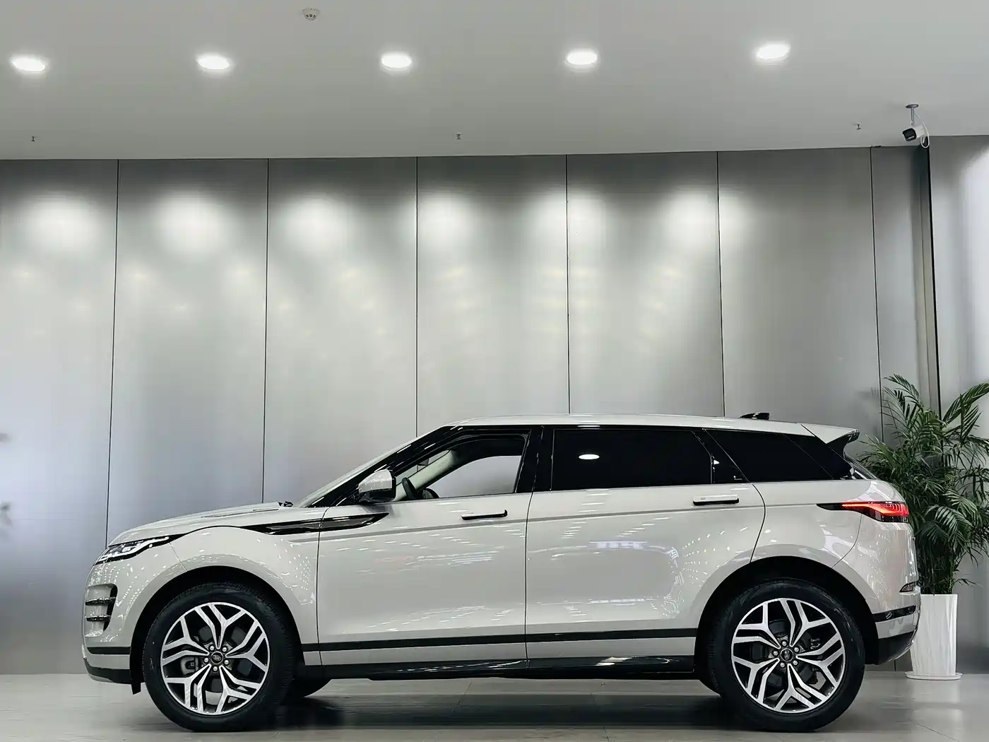 Land Rover Range Rover Evoque 2023 Range Rover Evoque L 249PS Luxury Edition фото 8