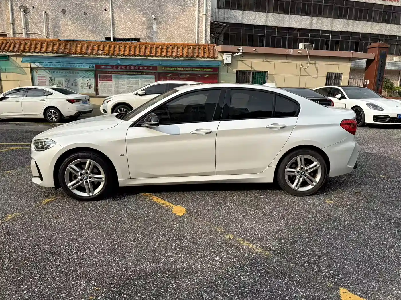 BMW 1 Series 2021 120i M Sport фото 8