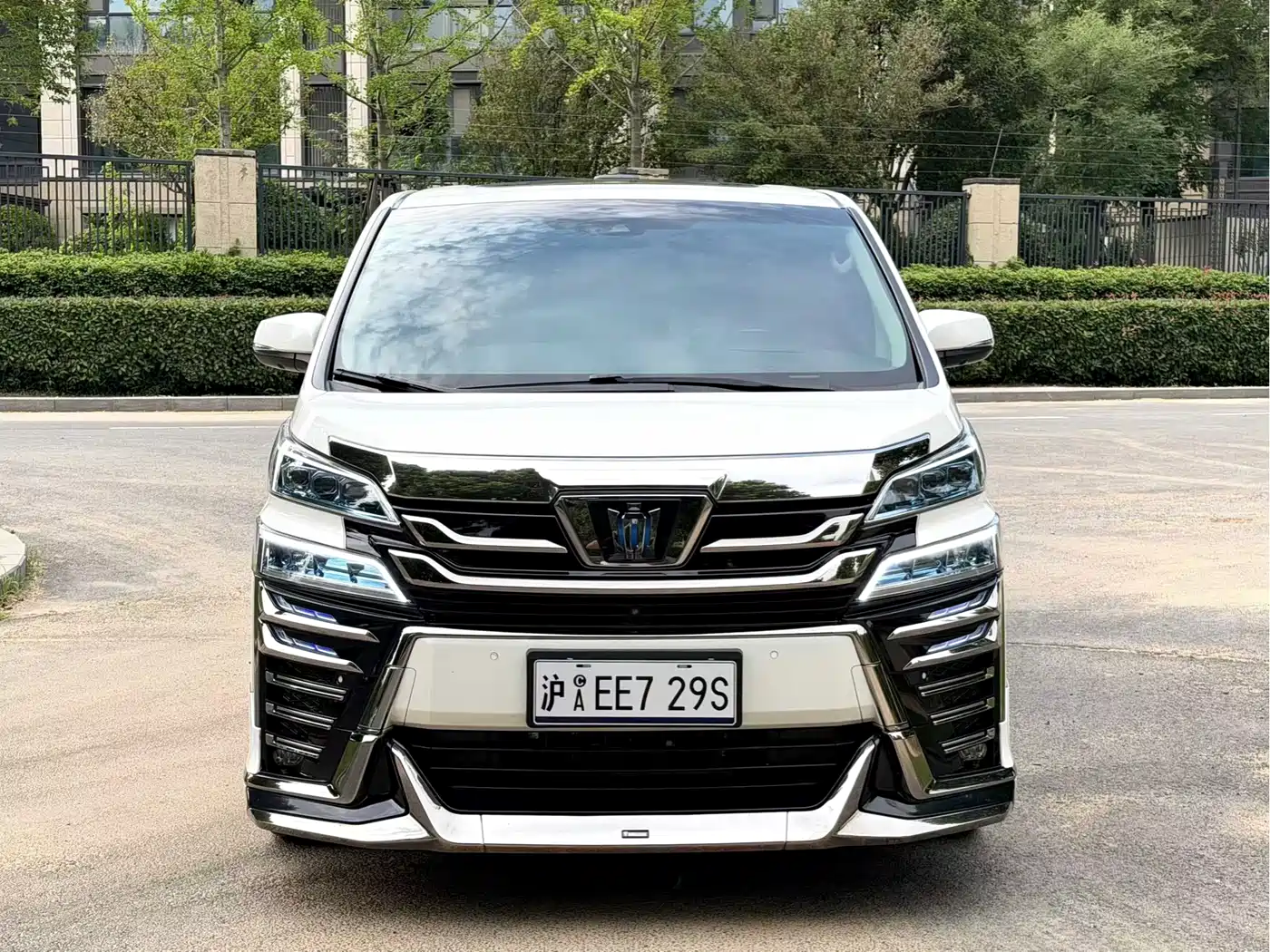Toyota Vellfire 2019 Hybrid 2.5L HV Luxury Edition фото 2