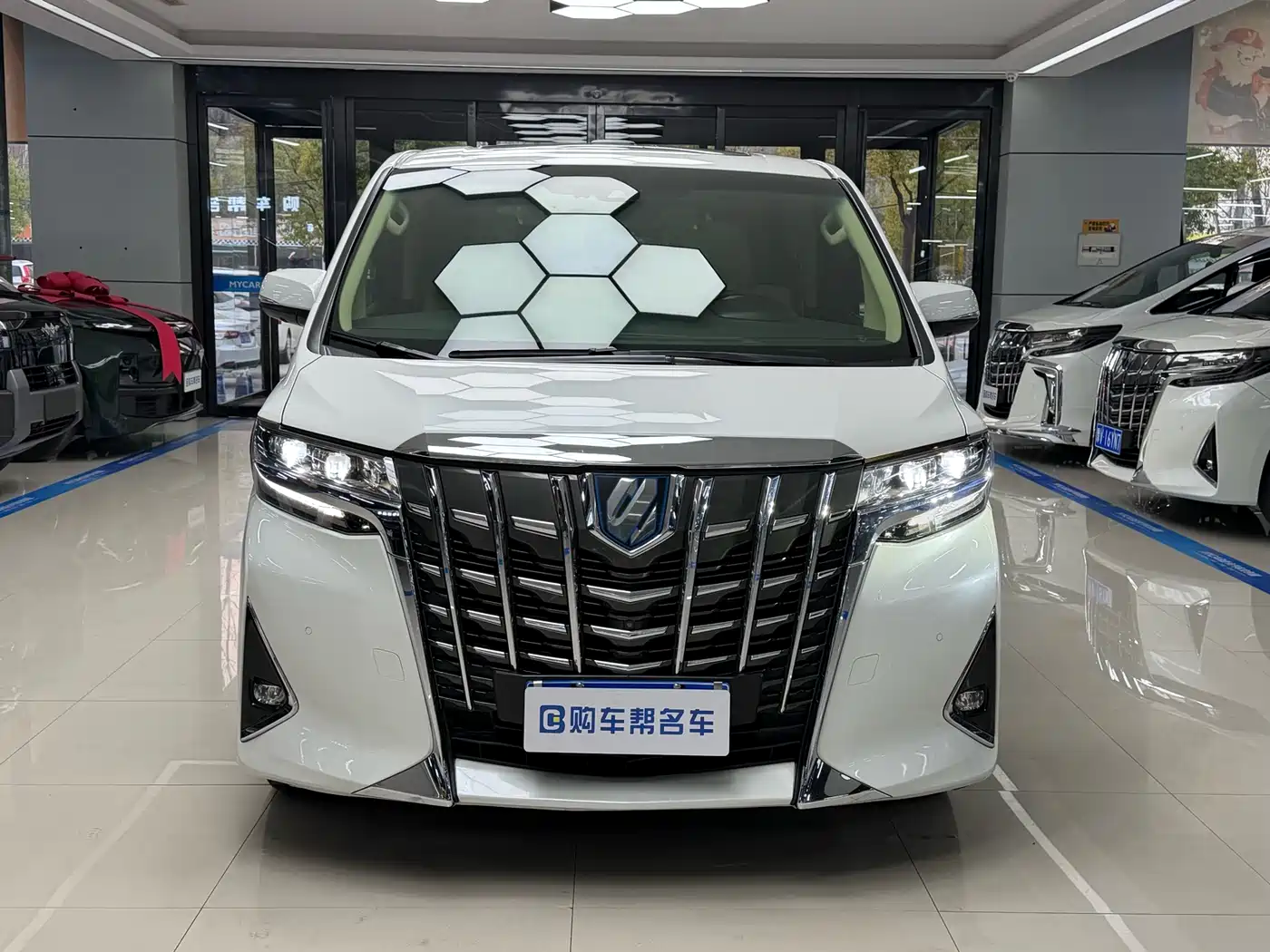 Toyota Alphard 2019 Hybrid 2.5L Luxury фото 2