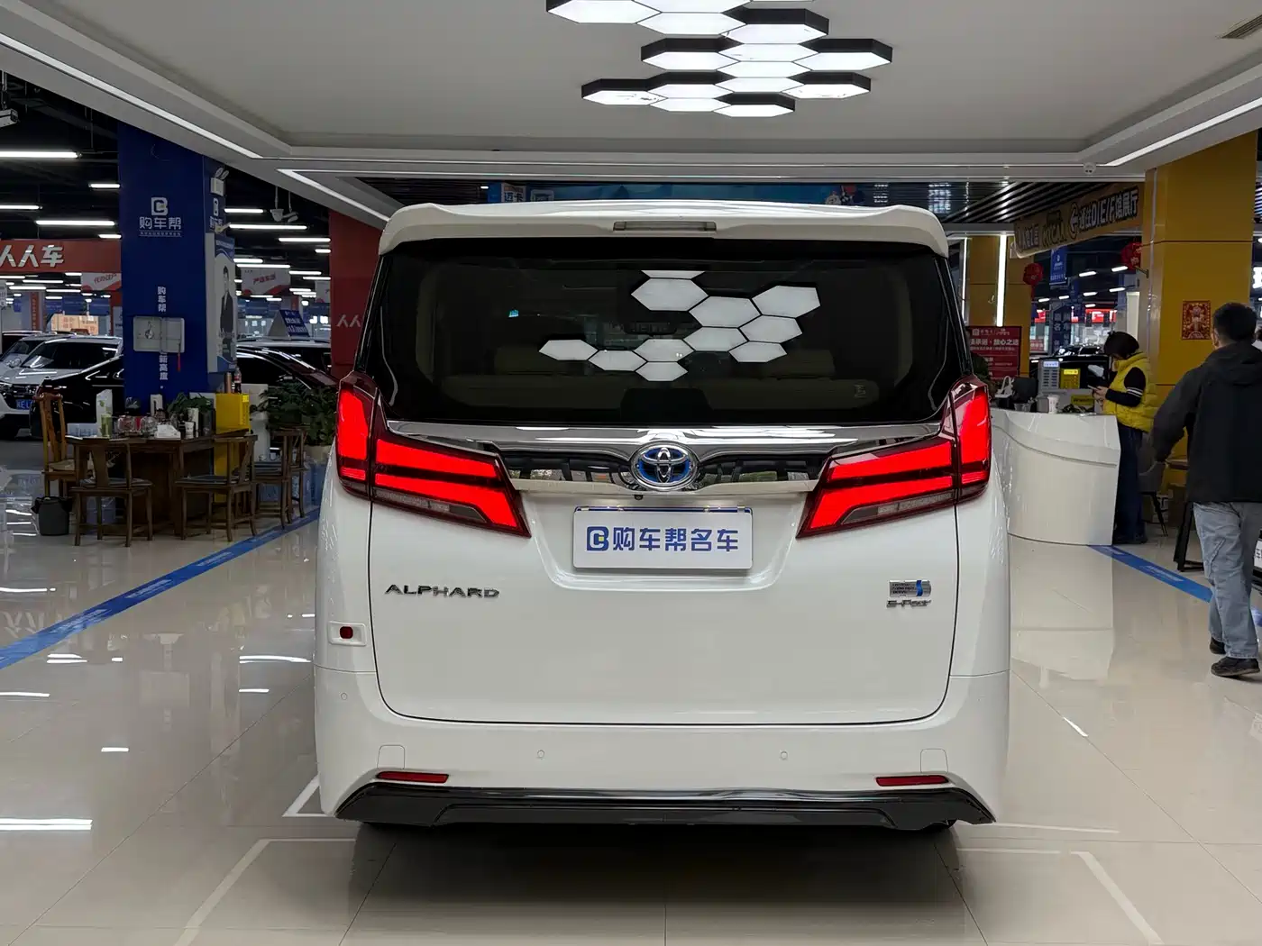 Toyota Alphard 2019 Hybrid 2.5L Luxury фото 20