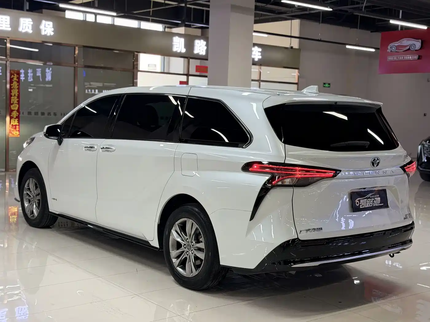Toyota Sienna 2024 2.5L Hybrid 4WD Premium Edition фото 8