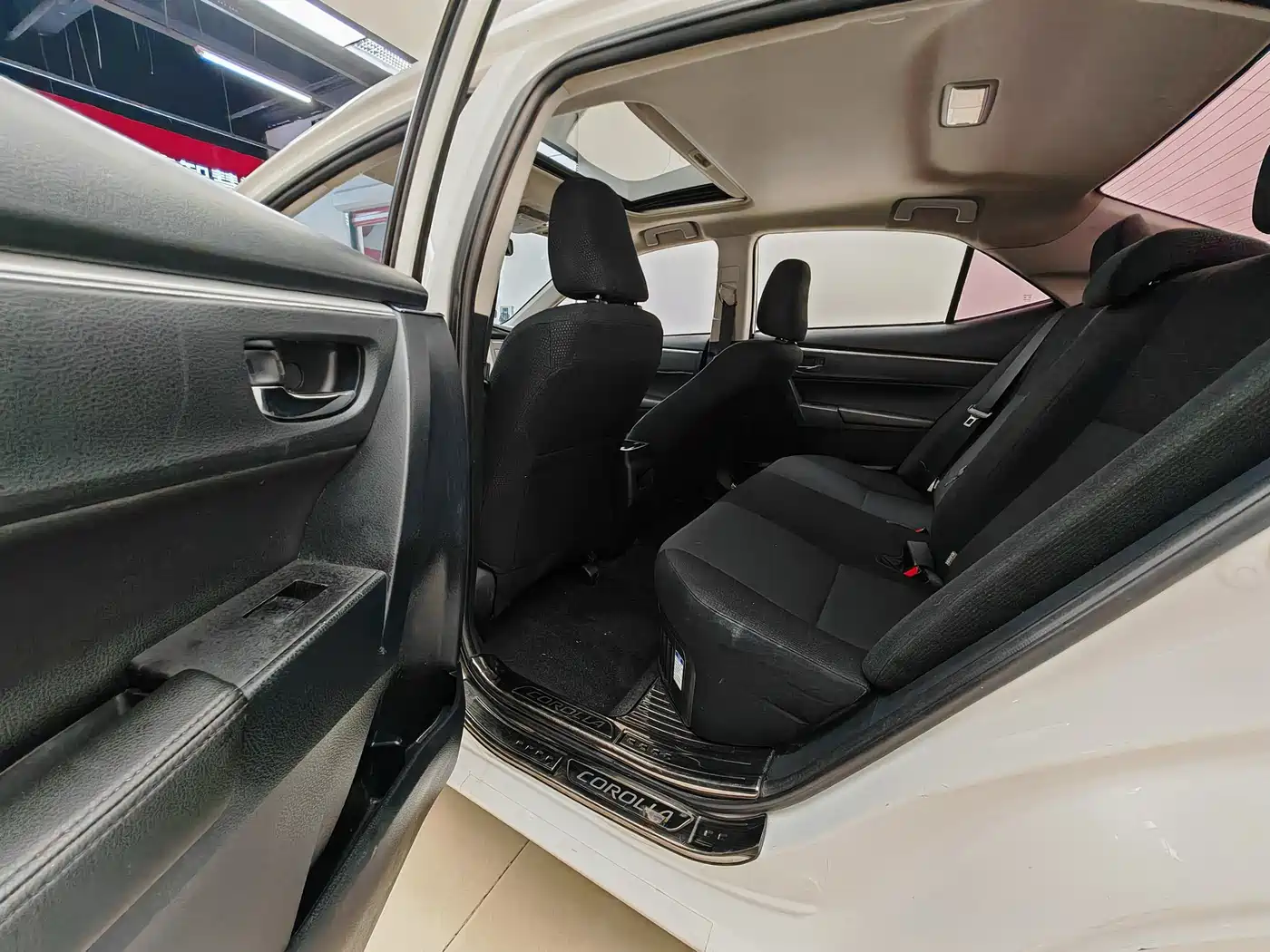 Toyota Corolla 2017 Facelift Hybrid 1.8L E-CVT Leading Edition фото 15