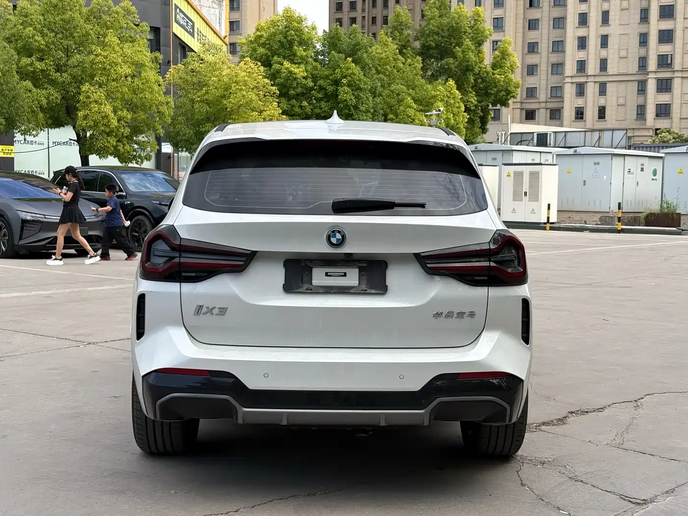 BMW iX3 2022 Leading Edition фото 11
