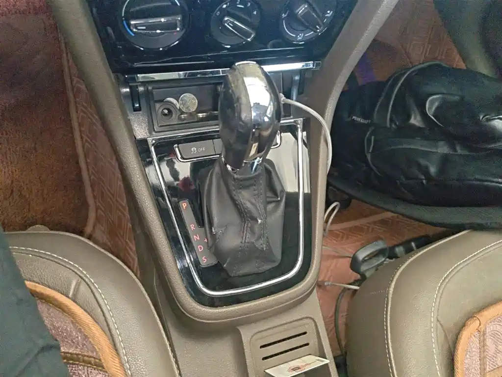 Volkswagen Bora 2014 1.6L Automatic Comfort Edition фото 14