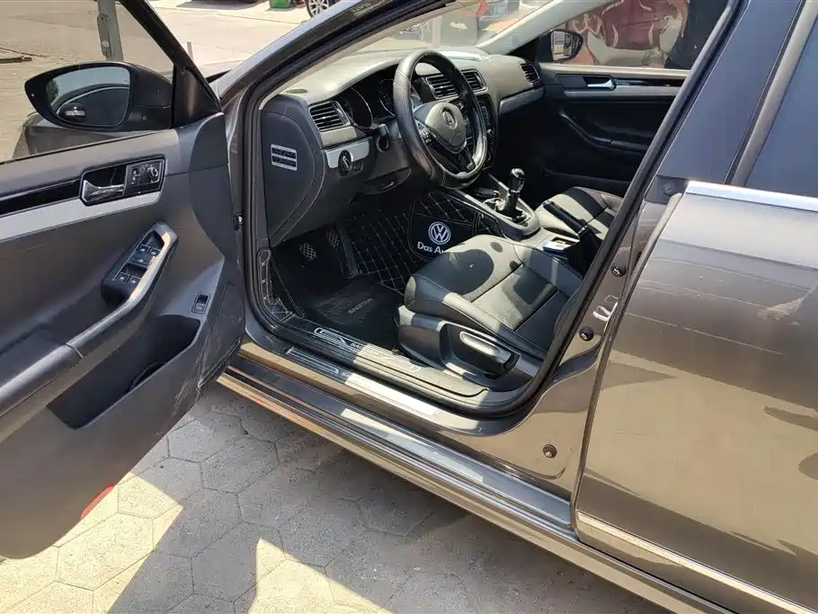 Volkswagen Sagitar 2015 1.6L Manual Comfort фото 9