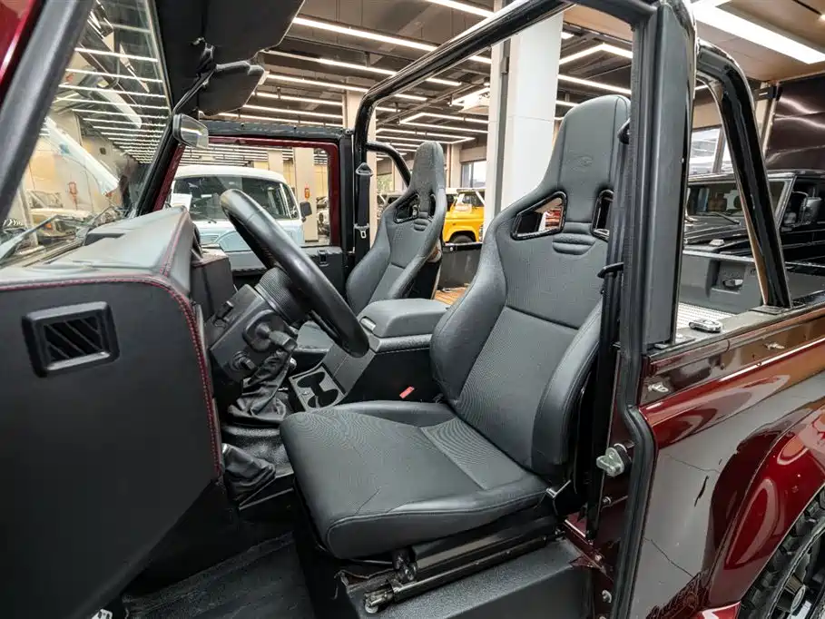 Land Rover Defender фото 12